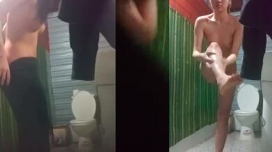 偷窥高颜值美眉洗香香